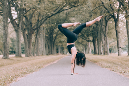 girl-yoga_BK5DTOTKWW