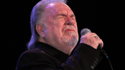 7285c2b3-cd32-4368-98eb-e89c417b4ef4-Gene_Watson_singing_1