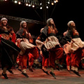 Palestinian_girls_dancing_Dabke
