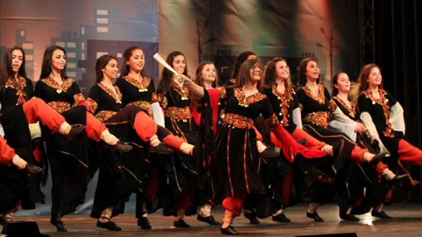 Palestinian_girls_dancing_traditional_Dabke.jpg