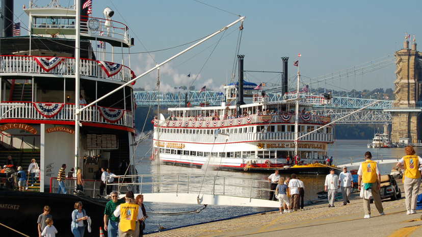 The_Belle_of_Louisville_docks_next_to_the_Natchez_in_Cincinnati_for_Tall_Stacks_2006.jpg