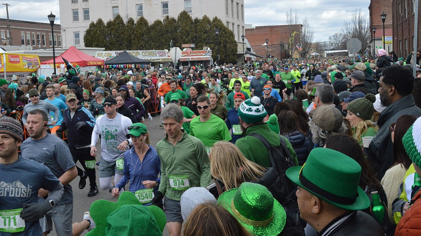 1024px-Runners_leave_the_starting_line_at_the_44th_annual_Holyoke_St_Patrick%27s_Road_Race_%282019%29.jpeg
