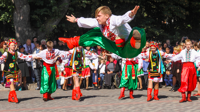 Ukrainian_National_dancer_%2835480125122%29.jpg