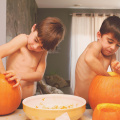 boy-kid-produce-pumpkin-child-jackolantern-32867-pxhere.com