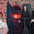 Dracula_DeutschesTheaterMünchen_2022_Showbild2_JochenKlenk-1536x672