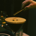 free-photo-of-close-up-of-a-bartender-putting-coffee-beans-on-espresso-martini-cocktail