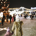 free-photo-of-woman-with-kid-at-christmas-festival