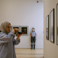 free-photo-of-woman-with-camera-in-art-gallery-in-turkey