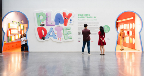 playdate-entrance-people