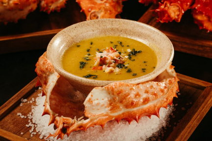 free-photo-of-gourmet-crab-soup-in-shell-bowl-display