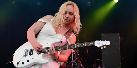 blues  temperance Chantel McGregor - acoustic solo show (1)