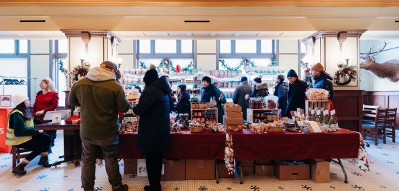 Edmonton-Christmas-Market-Fort-Edmonton-Park-Event-Shop