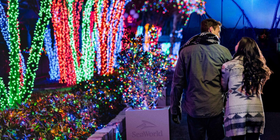 1800x900-swt-events-2023-christmas-couple-walking