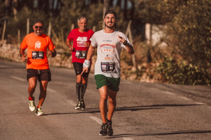 free-photo-of-smiling-men-running-in-race