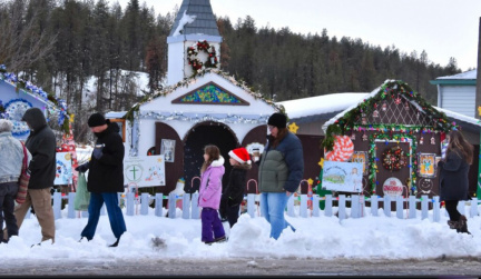 Medical-Lake-Winter-Festival-Christmas-Village-1024x596