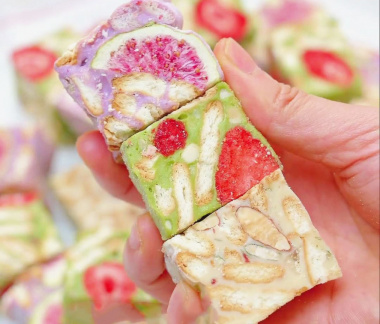 Snowflake Crisp Nougat Cookies