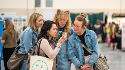 Girls-Shopping-Dave-Lieske