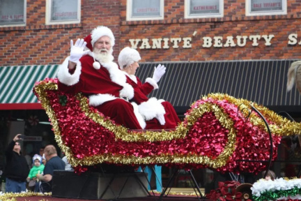 conway chamberrsquos christmas parade 21677 med.jpg