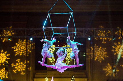 A Holiday Cirque Experience
