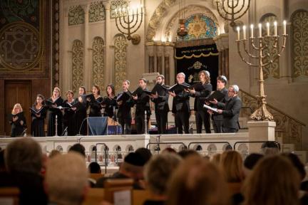 Synagogal-Ensemble-diagonal-koepfe-1024x683
