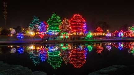 sar-ko-aglow-lit-trees