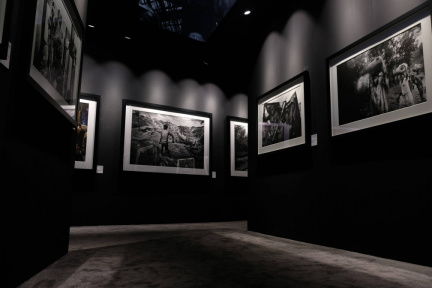 b-w-photographs-in-art-gallery-ezg4n6x6yb7emlrm
