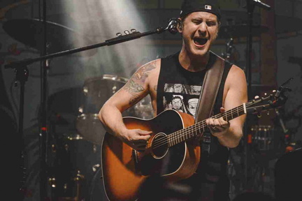 Brandon-Hardesty-Bumpin-Uglies-Live-Photo-by-Burger-Snaps-1200x800-1