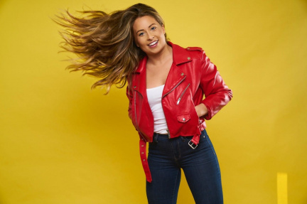 PrettyHeadshotBeckyRobinsonComedian