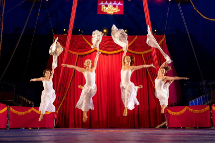 Do-Portugal-Circus-Dancers