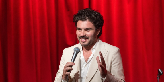 Review-EDINBURGH-2024-REVIEW-AMOS-GILL-GOING-DOWN-SWINGING-at-Underbelly-Bristo-Square--1723704300