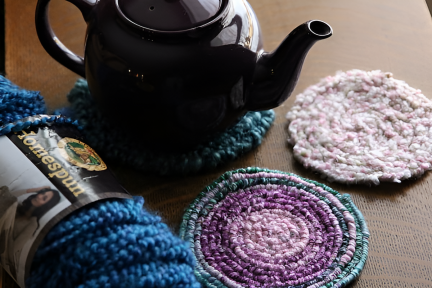Easy Homemade Trivets with Pipe Cleaners and Yarn enhanced