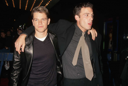 Matt-Damon-Ben-Affleck-Bromance-5-393388786ebc4e2ab84c5e8301c2df87