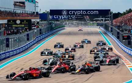 Formula_1_cars_on_track_1440x900_BD084F50-5056-A36A-0B6797D01C2EA2AD_be07a273-5056-a36a-0bd0d82ef2deb826