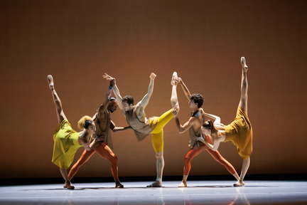 marusya-madubuko,-joshua-francique,-theo-duff-grant,-mael-amatoul,-tatum-quinonezonez-alonzo-king-lines-ballet-©-chris-hardy