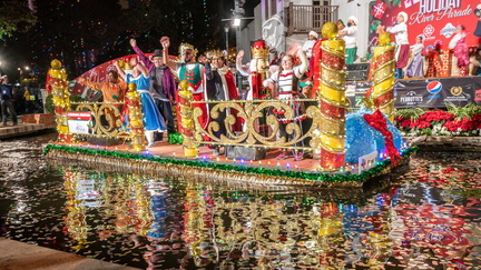 Ford_Holiday_River_Parade_4af06e4a-ddeb-4424-baaf-3ac9c59fc9e2