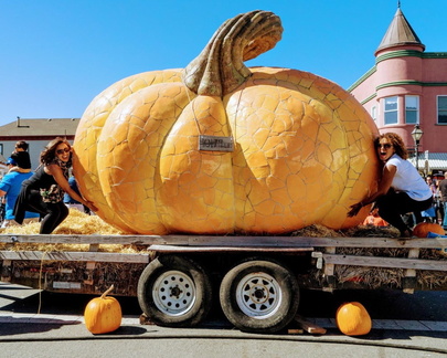 photos-with-giant-pumpkin-sculpture-2-2017-300dpi