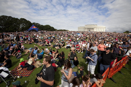 the-crowd-was-packed-for-the-trolley-racing-to-begin-at-the-auckland-domain