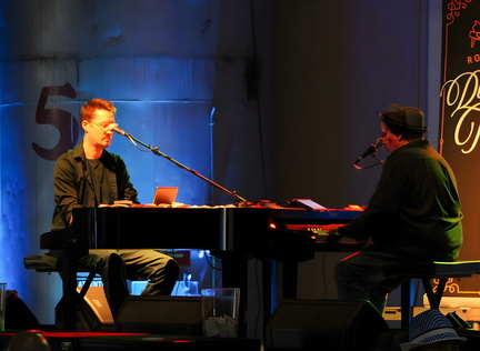 Dueling Pianos, War of the Roses