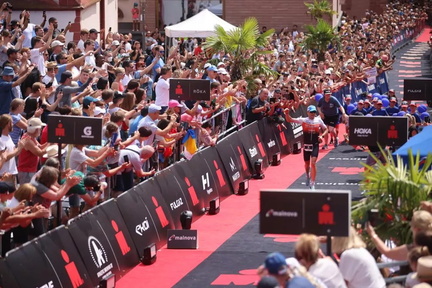 im frankfurt gallery home crowd cheering.jpg 2