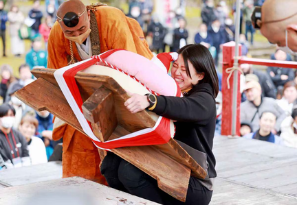 Mochi-lifting Godairiki Festival