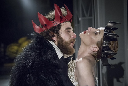 The tragic reign of Edward II, the sad death of his beloved Gaveston, the intrigues of Queen Elizabeth and the rise and fall of the arrogant Mortimer