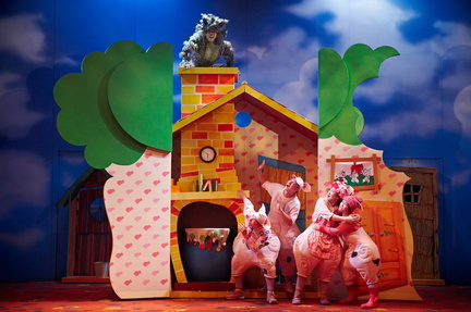 George-Chan-Edward-Choy-Oliver-Pang-and-Vanessa-Phang-in-TLCs-The-Three-Little-Pigs-2013