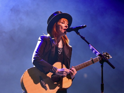 Suzanne Vega .
