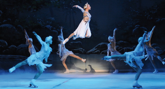 Imperial-Ice-Stars-in-Swan-Lake-on-Ice.-Photo-by-David-Wyatt