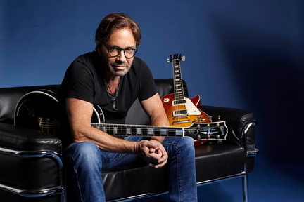 web 900 x 600 Al Di Meola 01