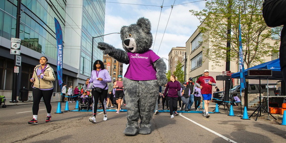 CareSource-5K-Cuddles-the-CareSource-Bear-Running-Dayton