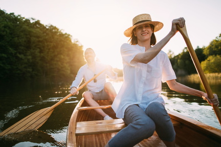 river_ canoe ride -unsplash
