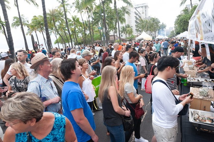 Crowd+lines