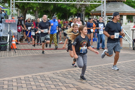 Runners-with-Emma-Johnson-in-front