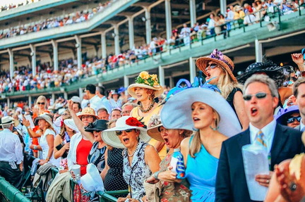 Kentucky-Derby-crowd-wearing-hats